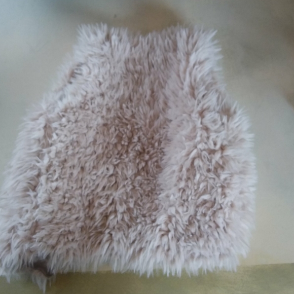 SOLD NWOT Kids faux fur vest - Picture 2 of 3
